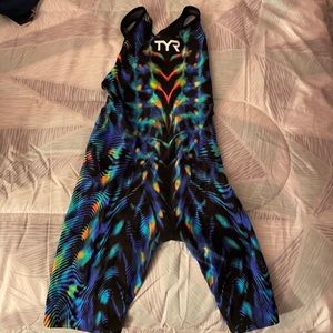 Closed-back TYR VENZO Printed Tech Suit